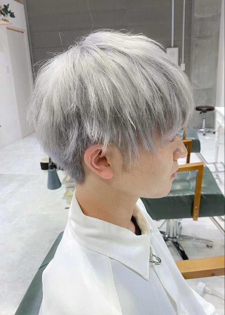 ホワイト髪色メンズの魅力とは？