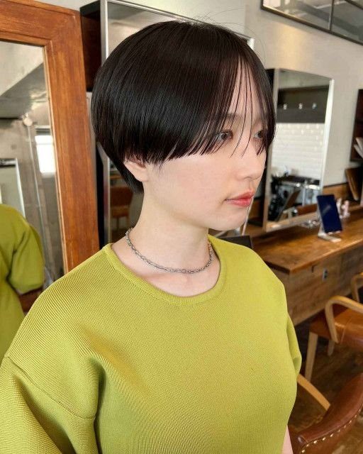 テクノカット風シャープショートでキレのある横顔