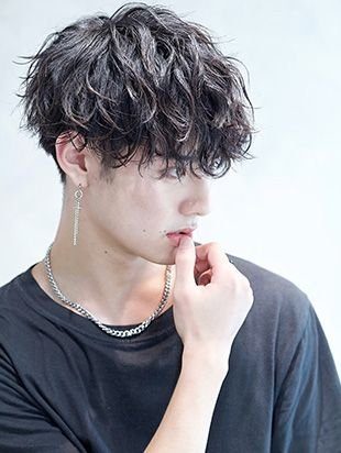 コンマヘアで色気を出すスタイル術